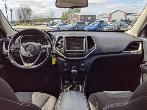 Used 2016 Jeep Cherokee Latitude w/ Cold Weather Group AWD/4WD image 17