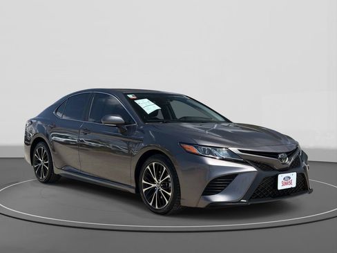Used 2019 Toyota Camry SE w/ Convenience Package FWD image 4
