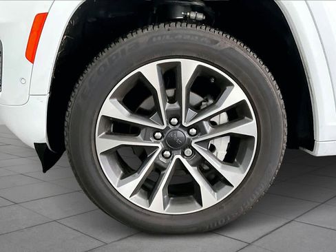 Used 2025 Jeep Grand Cherokee Overland w/ Trailer Tow Package image 10