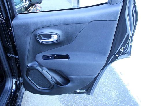 Used 2019 Jeep Renegade Latitude w/ Popular Equipment Group image 23