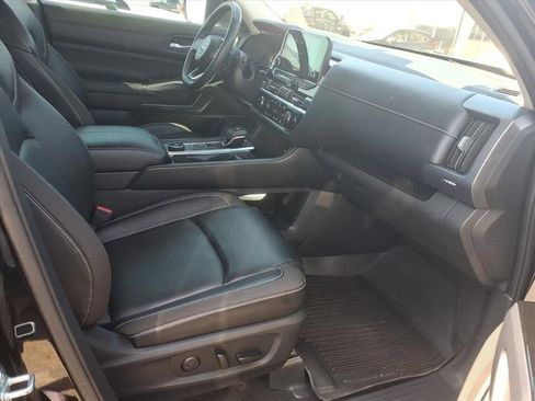 Used 2023 Nissan Pathfinder SL AWD/4WD image 11