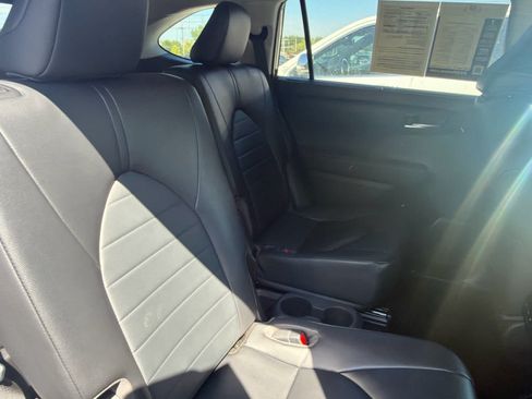 Used 2023 Toyota Highlander XLE AWD/4WD image 8
