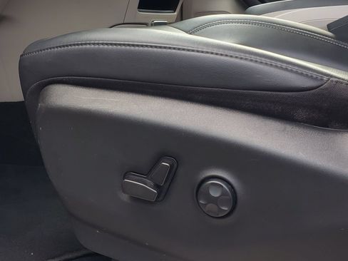 Used 2024 Chrysler Pacifica Touring-L FWD image 5