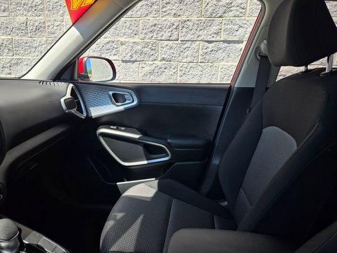 Used 2025 Kia Soul LX w/ LX Technology Package FWD image 31