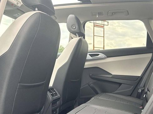 New 2025 Volkswagen Taos SE FWD image 28
