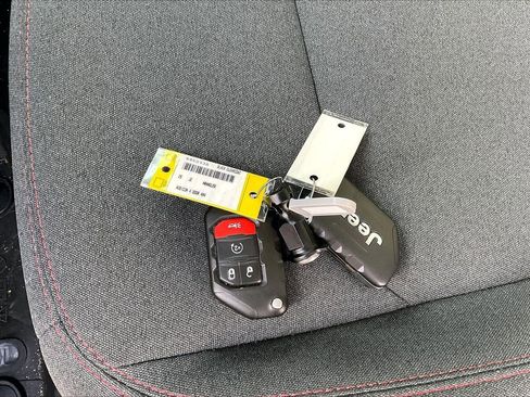 Certified 2025 Jeep Wrangler Unlimited Rubicon w/ Safety Group AWD/4WD image 33