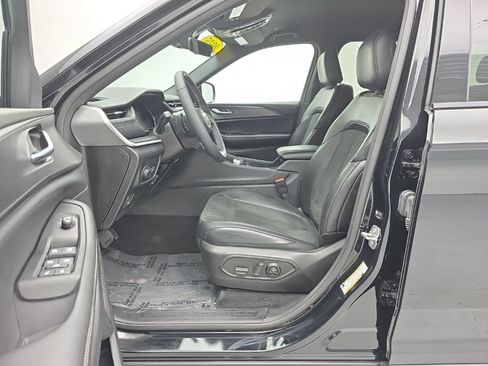 Used 2025 Jeep Grand Cherokee Altitude AWD/4WD image 14