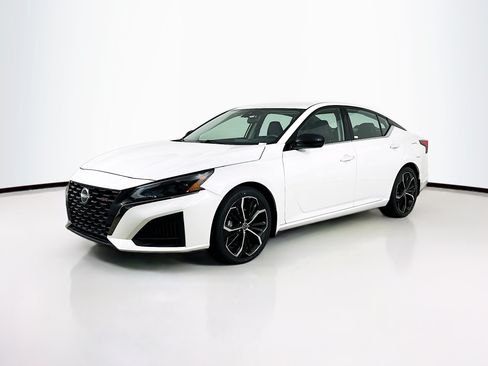 Used 2024 Nissan Altima 2.5 SR FWD image 3