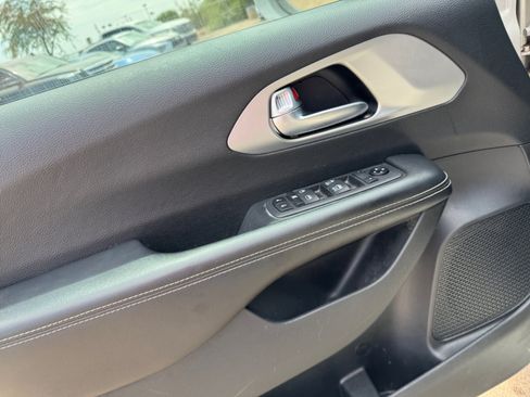 Used 2020 Chrysler Pacifica Touring w/ S Appearance Package FWD image 11