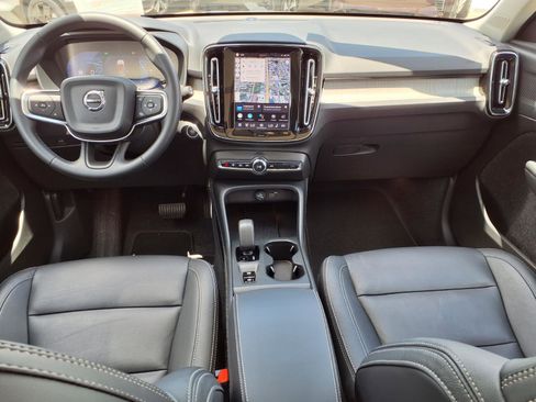 Certified 2025 Volvo XC40 B5 Core AWD/4WD image 16