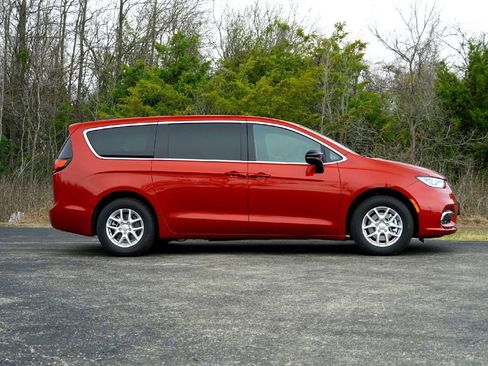 New 2026 Chrysler Pacifica Select image 5