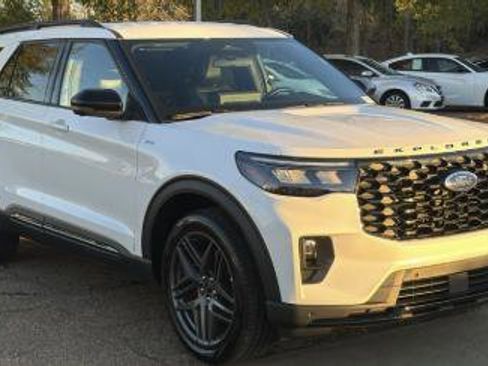 Certified 2025 Ford Explorer ST-Line w/ ST-Line Street Pack image 12