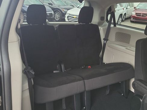 Used 2019 Dodge Grand Caravan SE FWD image 21