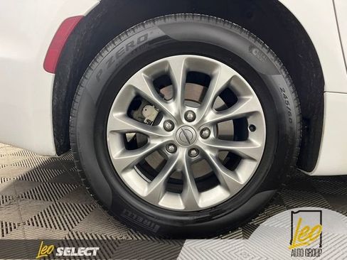 Used 2024 Chrysler Pacifica Touring-L AWD/4WD image 35