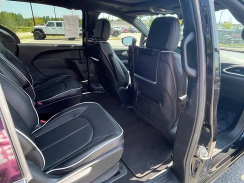 Used 2022 Chrysler Pacifica Limited w/ Uconnect Theater Family Group FWD image 48