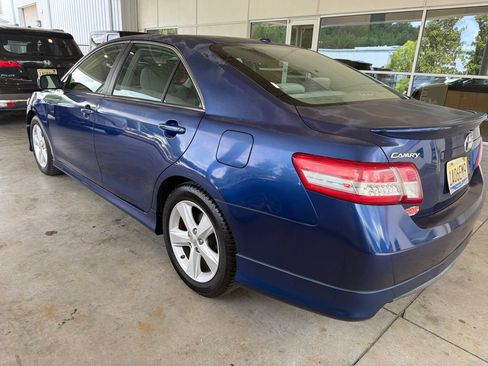 Used 2011 Toyota Camry SE w/ SE Extra-Value Pkg #1 FWD image 2