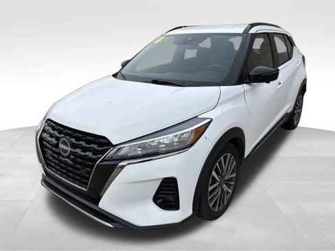 Used 2024 Nissan Kicks SR image 2
