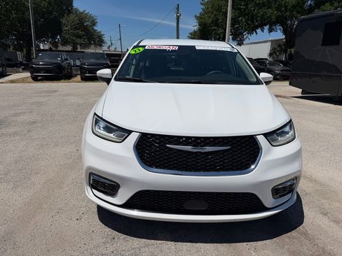 Used 2023 Chrysler Pacifica Touring-L image 8