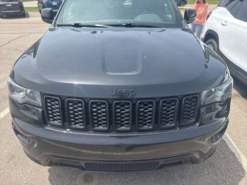 Used 2021 Jeep Grand Cherokee Laredo X AWD/4WD image 3