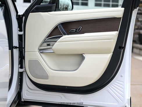 Used 2025 Land Rover Range Rover SE image 31
