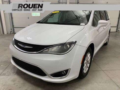 Used 2020 Chrysler Pacifica Touring-L FWD image 1