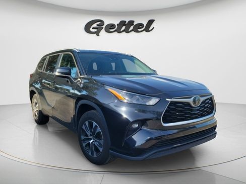 Used 2023 Toyota Highlander XLE FWD image 2