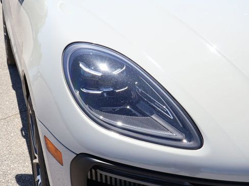 Certified 2023 Porsche Macan S AWD/4WD image 14