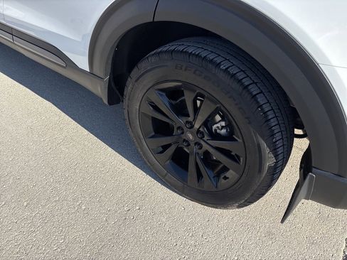 Used 2022 Ford Explorer XLT w/ Equipment Group 202A image 7