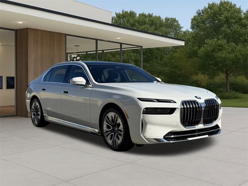 Used 2025 BMW i7 eDrive50 w/ Premium Package image 5