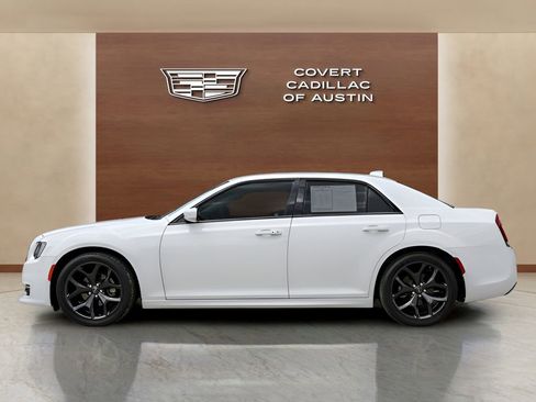 Used 2022 Chrysler 300 Touring L w/ Comfort Group RWD image 2