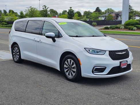 Used 2023 Chrysler Pacifica Touring-L FWD image 3