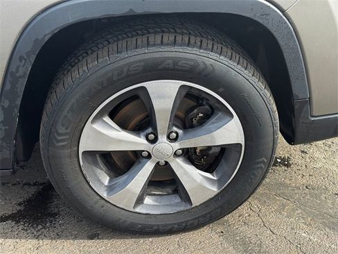 Certified 2019 Jeep Cherokee Limited image 9