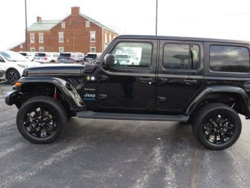 Used 2023 Jeep Wrangler Unlimited Sahara w/ Cold Weather Group image 13
