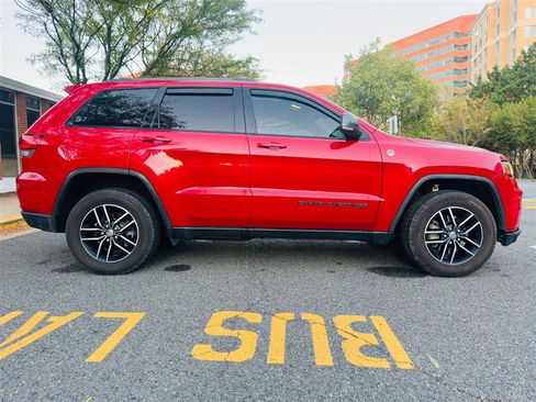 Used 2017 Jeep Grand Cherokee Trailhawk image 2