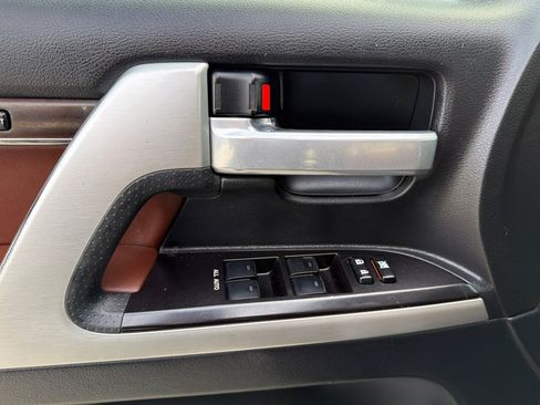 Certified 2018 Toyota Land Cruiser image 10