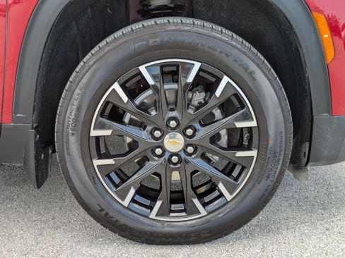 Used 2025 Chevrolet Traverse LT w/ Sun and Wheel Package FWD image 11