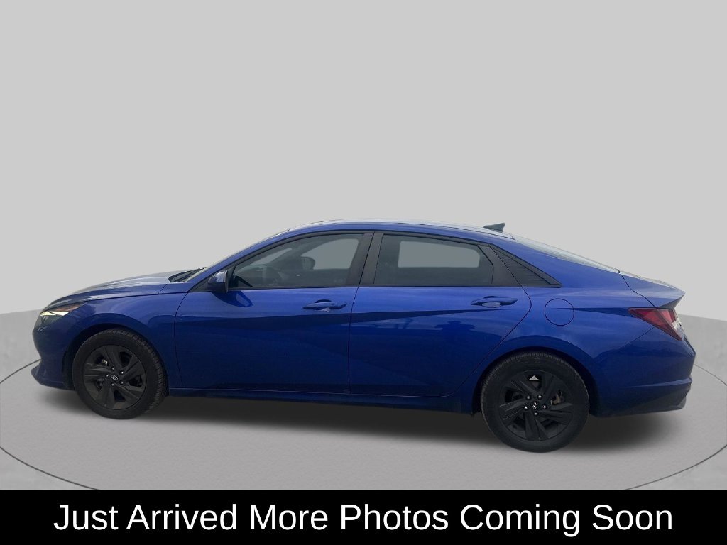 Used 2023 Hyundai Elantra SEL w/ Preferred Accessory Package FWD image 2