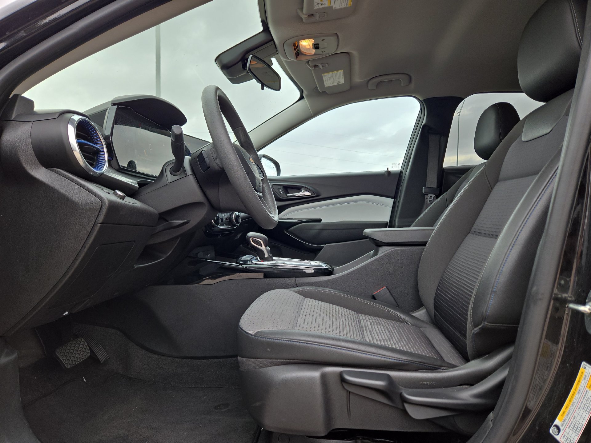 Used 2025 Chevrolet Trax LT FWD image 16