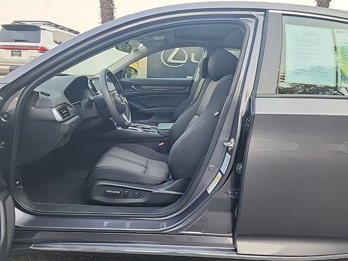 Used 2018 Honda Accord EX image 8