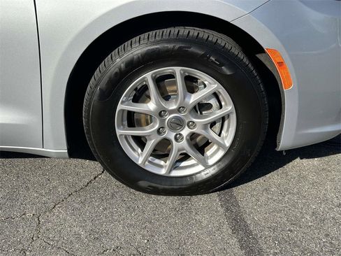 Used 2024 Chrysler Pacifica Touring-L image 25