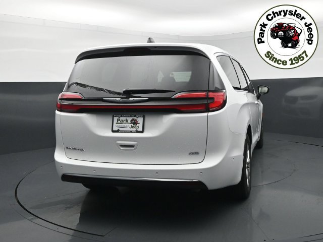 Used 2024 Chrysler Pacifica Touring-L AWD/4WD image 5