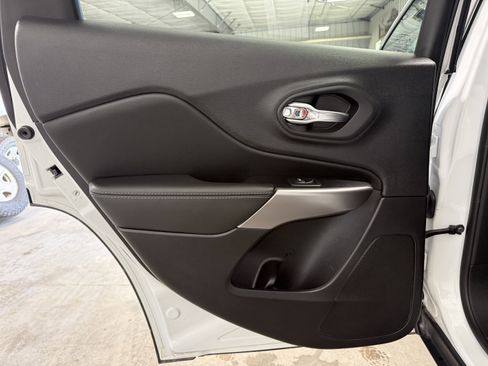 Used 2022 Jeep Cherokee Limited w/ Elite Package AWD/4WD image 19