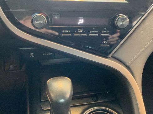 Used 2019 Toyota Camry SE FWD image 15