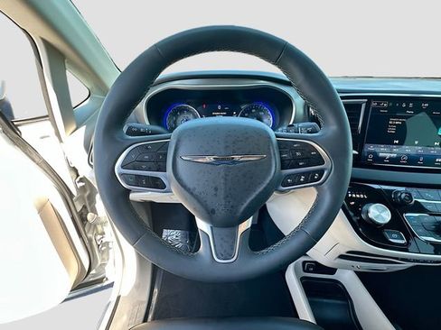 Used 2023 Chrysler Pacifica Touring-L FWD image 11