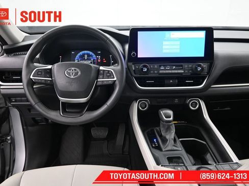 Used 2024 Toyota Grand Highlander AWD image 11