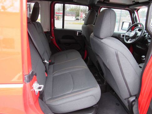 Used 2025 Jeep Wrangler Unlimited Sahara w/ Safety Group AWD/4WD image 9