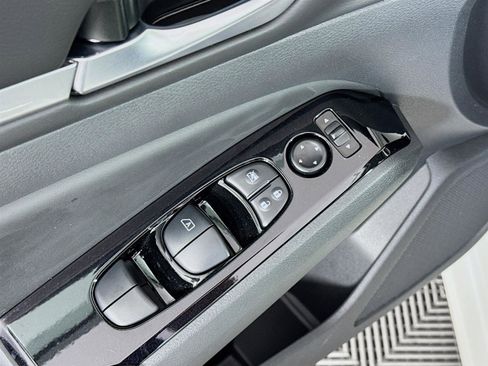 Used 2025 Nissan Altima 2.5 SR image 18