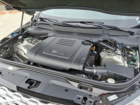 Certified 2025 Land Rover Discovery S image 30