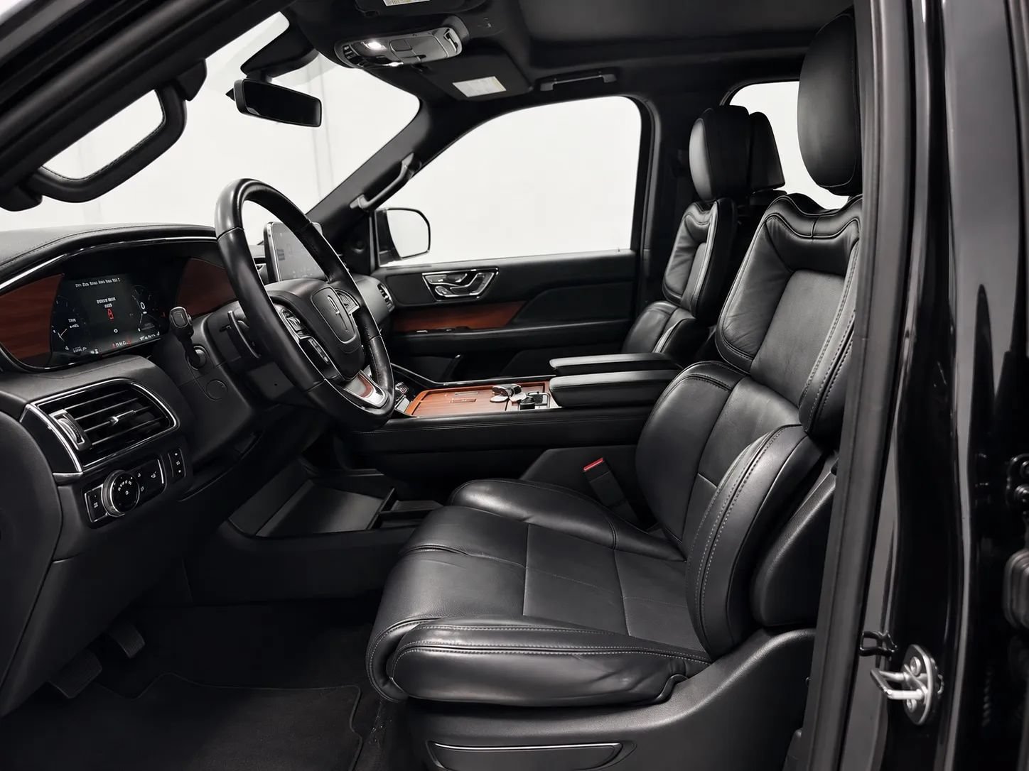 Used 2019 Lincoln Navigator L Reserve w/ Cargo Package AWD/4WD image 11
