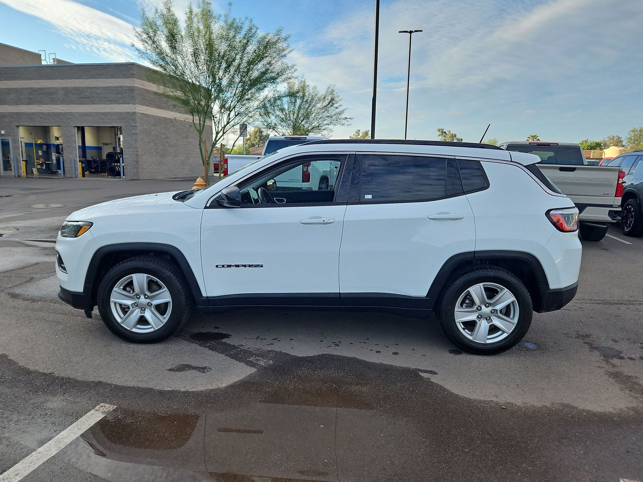 Used 2022 Jeep Compass Latitude FWD image 2